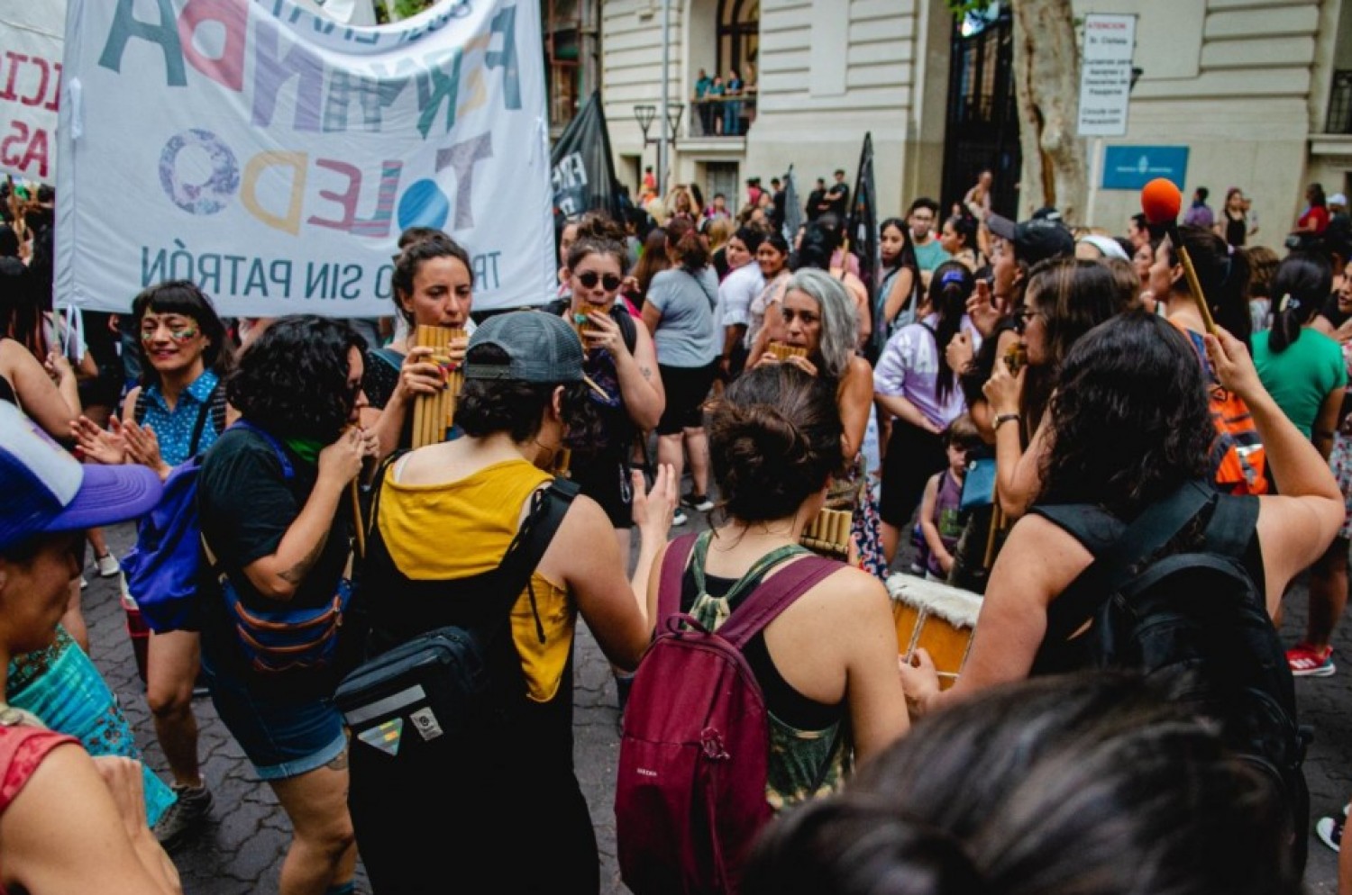 Cacerolazo Cultural en Mendoza: más de mil personas protestaron contra el Mega Decreto de Javier Milei