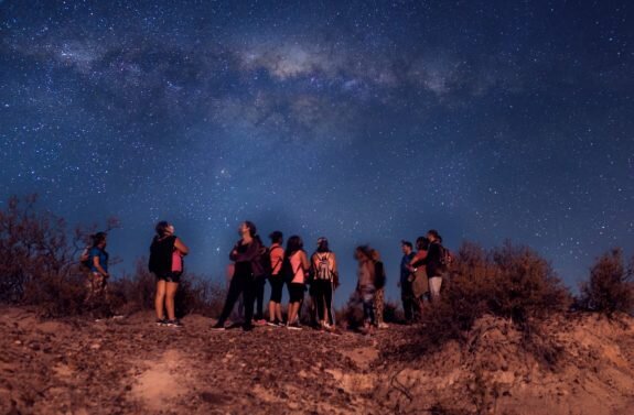 Noches Estrelladas en Divisadero Largo: Experiencias Únicas de Trekking Bajo la Luna de Febrero