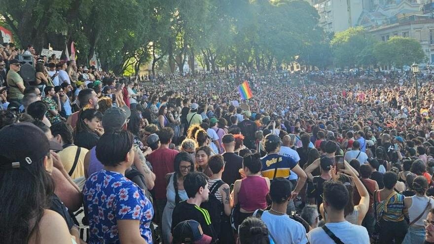 Multitudinaria marcha contra el discurso de Milei en Davos y el ajuste en políticas de género