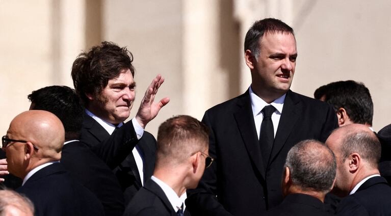 La casta viaja en primera: el "deslome" de Adorni que enfurece a los Milei