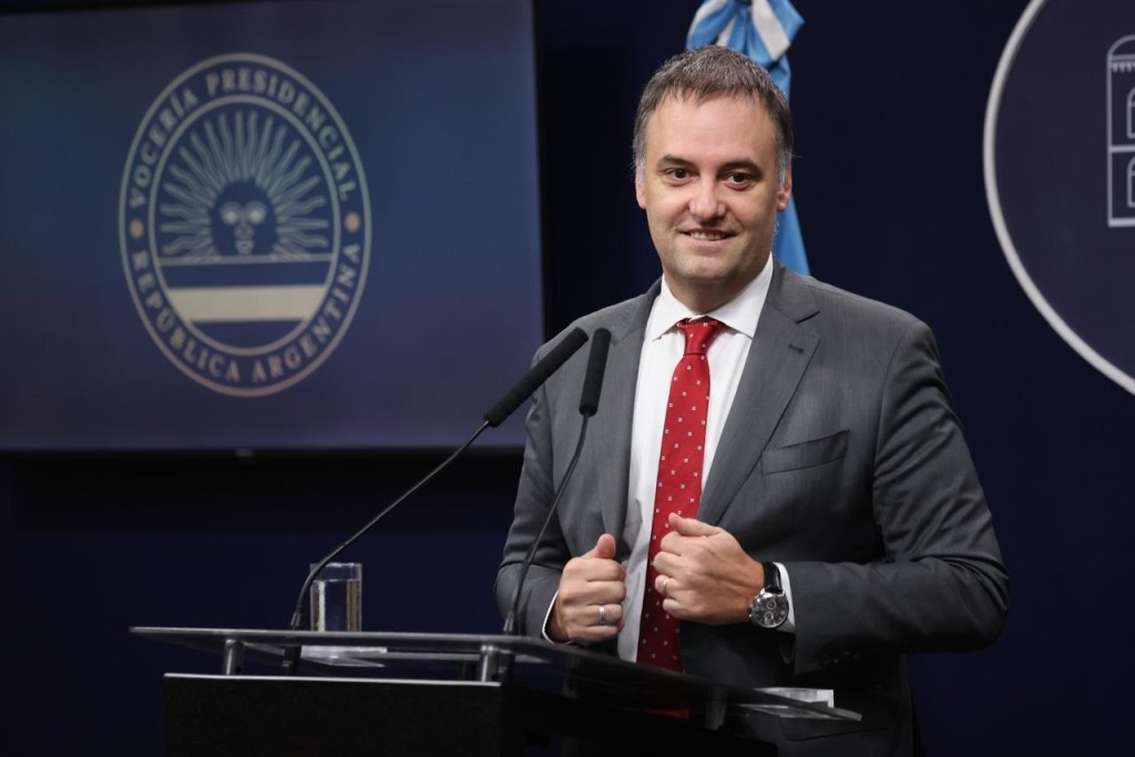 Cuatro autos del Estado, una casa sin declarar y la escritura a nombre de su esposa: el caso Adorni contin&uacute;a 