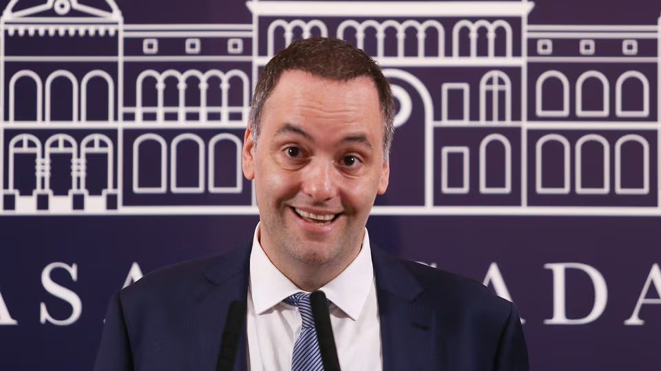 La factura trucha que hunde a Adorni: fechada veinte d&iacute;as despu&eacute;s del viaje y firmada por un amigo de la TV P&uacute;blica