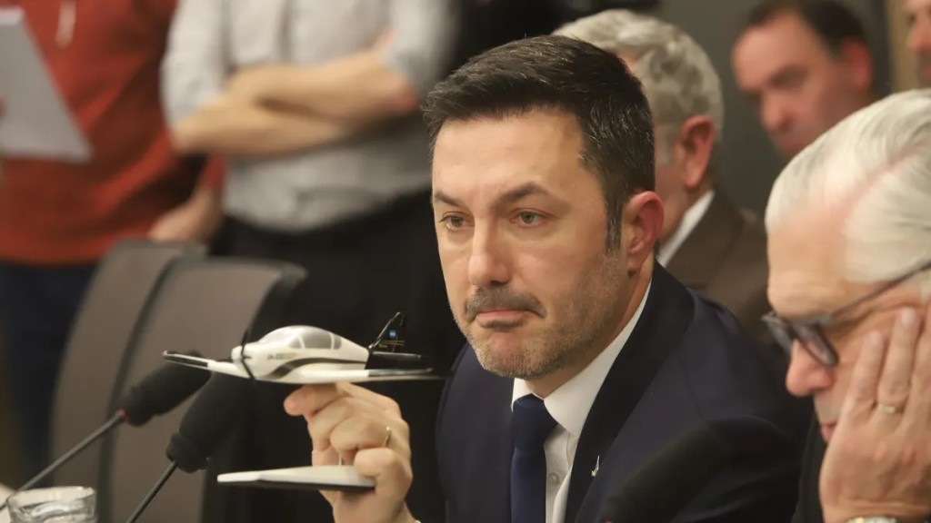 Petri en la mira: denuncia penal por vaciamiento de IOSFA, 650.000 militares sin cobertura y Villarruel lo se&ntilde;al&oacute; de "desfalco"