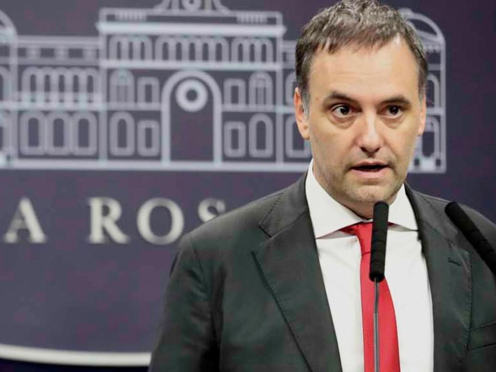 "Con mi dinero hago lo que quiero": Adorni no explic&oacute; nada, se enoj&oacute; con la prensa y se fue