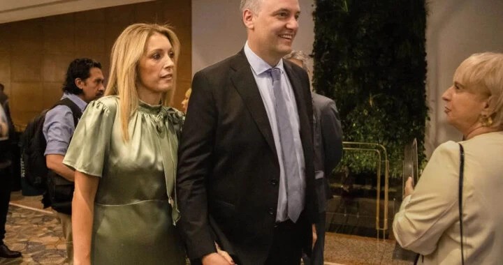 Manuel Adorni en el ojo de la tormenta: imputaci&oacute;n firme y doce medidas que acorralan al Jefe de Gabinete