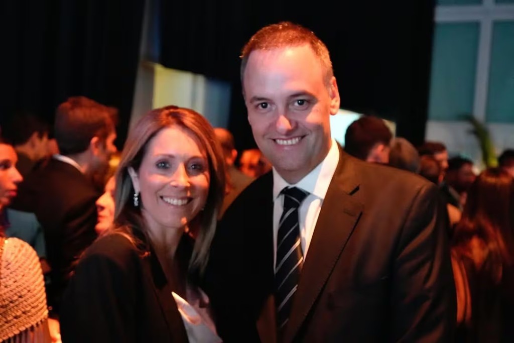 El negocio del coaching: c&oacute;mo la consultora de la esposa de Adorni cobr&oacute; del Estado a trav&eacute;s de empresas que &eacute;l mismo supervisa