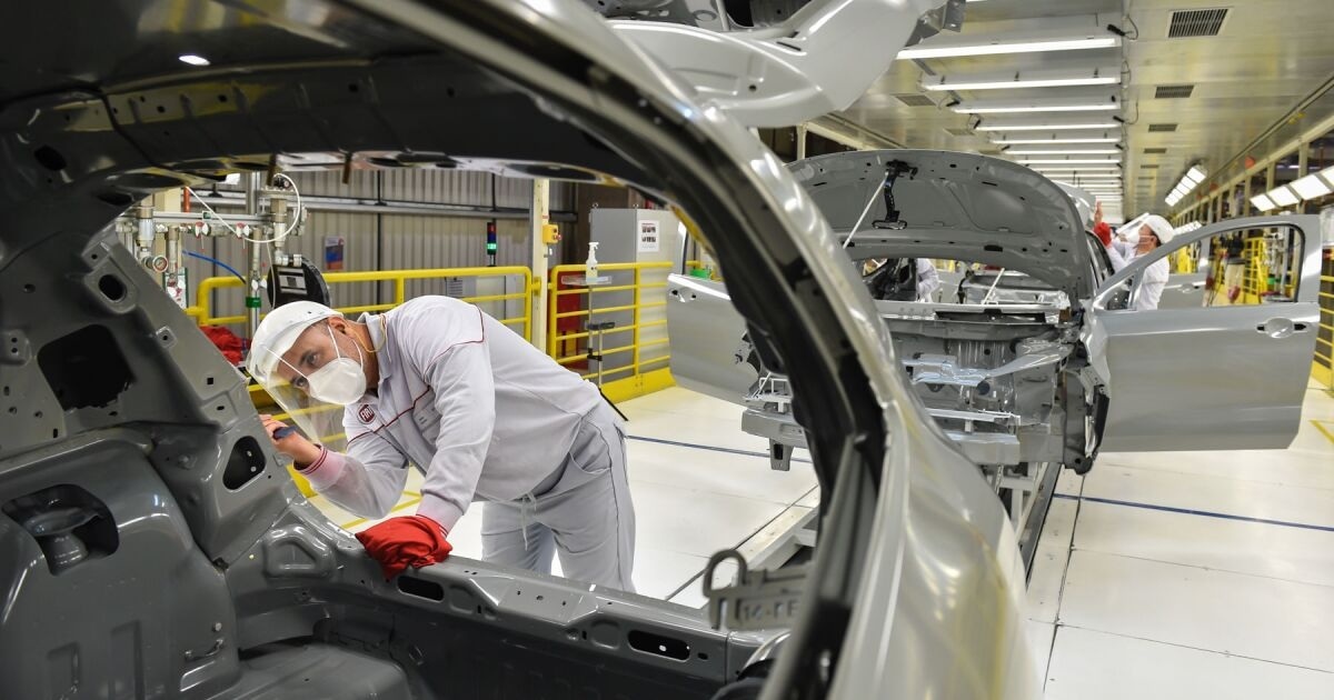 Crisis en el motor del pa&iacute;s: la producci&oacute;n de autos se hundi&oacute; un 30% en el primer bimestre  