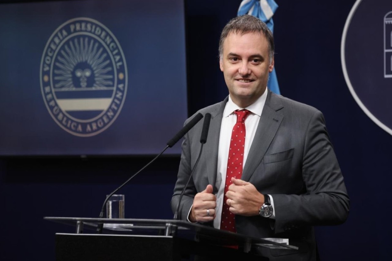 Cuatro autos del Estado, una casa sin declarar y la escritura a nombre de su esposa: el caso Adorni contin&uacute;a 