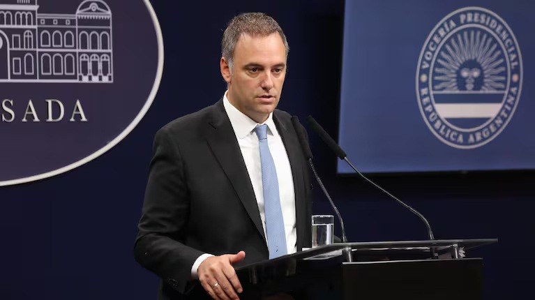 A pesar de que Adorni dijo que llevaba "Dos a&ntilde;os sin vacaciones" apareci&oacute; un nuevo viaje de 12mil d&oacute;lares y la causa se ampl&iacute;a  