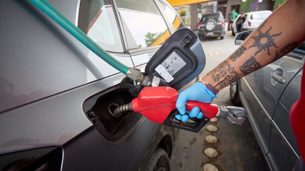 Argentina con la nafta m&aacute;s cara que EE.UU.: el costo de "importar" crisis ajenas con recursos propios