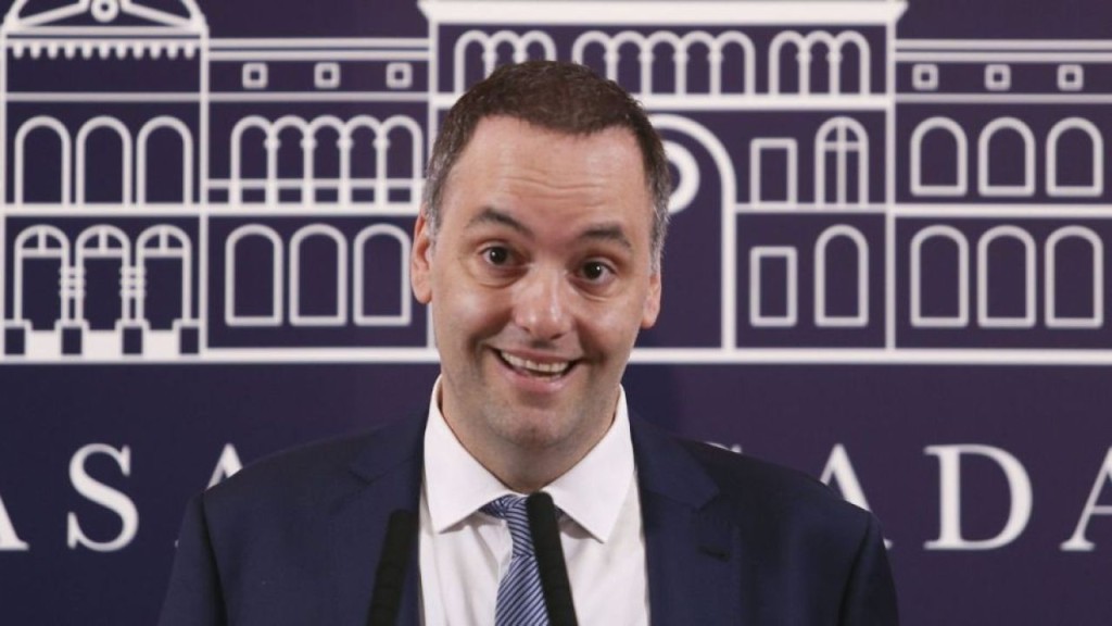 El "c&iacute;rculo de las acreedoras": las jubiladas que financian el sue&ntilde;o inmobiliario de Manuel Adorni