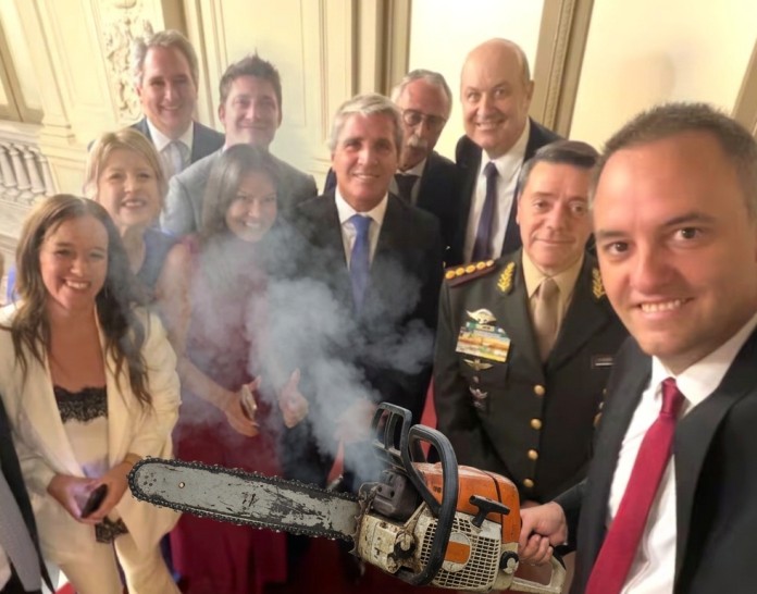 La motosierra no descansa: Milei exige un nuevo recorte a los ministerios para blindar el super&aacute;vit