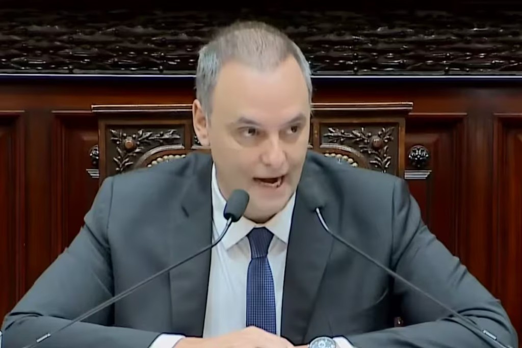 Adorni pas&oacute; por el congreso y no di&oacute; respuestas 