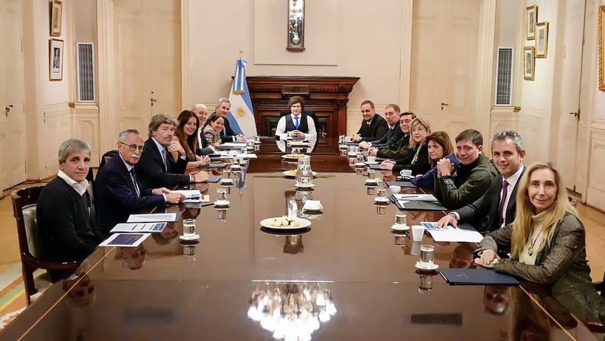 Mientras se aplanan los salarios, Milei les dio a sus ministros y secretarios un aumento del 123% en apenas tres meses