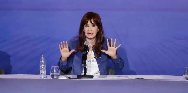 Cristina redobla la presión: cumbre urgente del PJ por el calendario electoral bonaerense