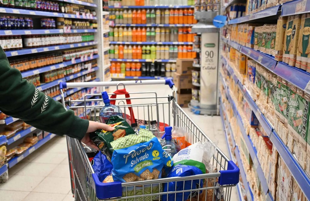 La mesa de los argentinos bajo presi&oacute;n: los alimentos cerraron abril con un salto del 1,4% semanal