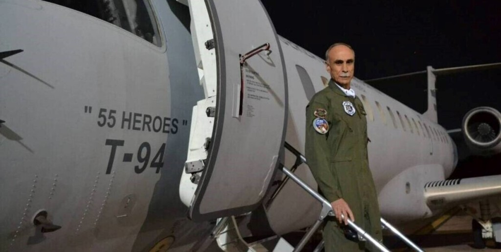 Esc&aacute;ndalo en el aire: la Fuerza A&eacute;rea compr&oacute; un avi&oacute;n al doble de su valor y en mal estado