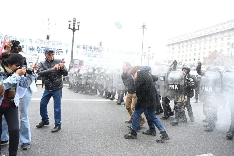 Máxima tensión en el Congreso: Violenta represión a manifestantes con balas de goma y gases lacrimógenos