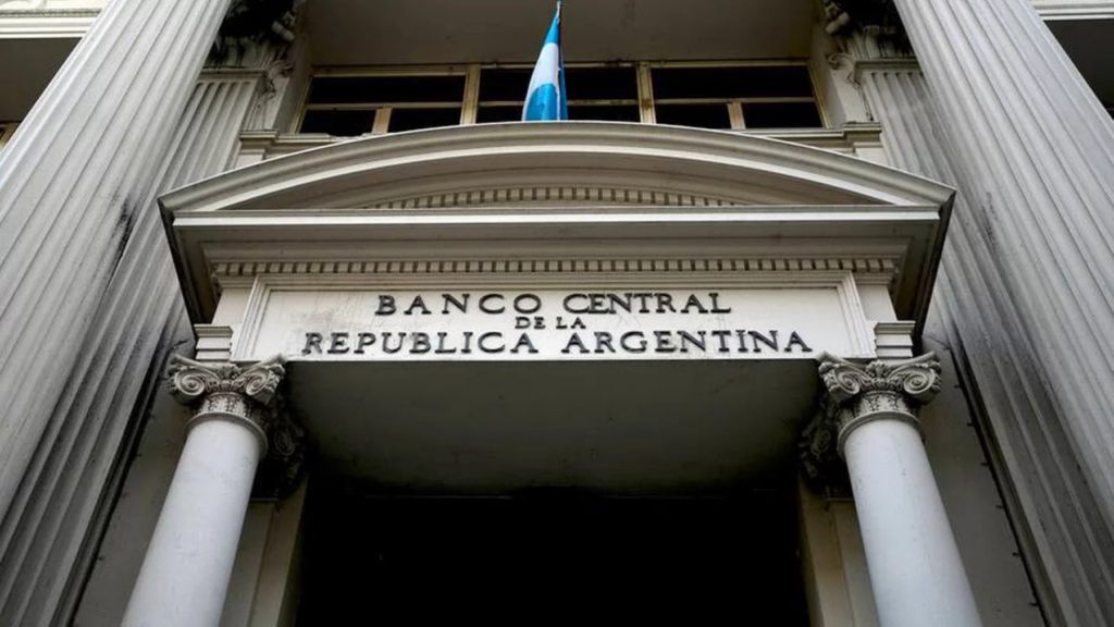 Fuga récord de dólares y relato oficial: el Gobierno celebra el rojo mientras caen las reservas