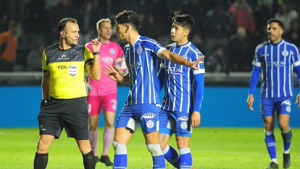 Durísimo comunicado de Godoy Cruz contra el arbitraje y polémica respuesta de un dirigente de AFA