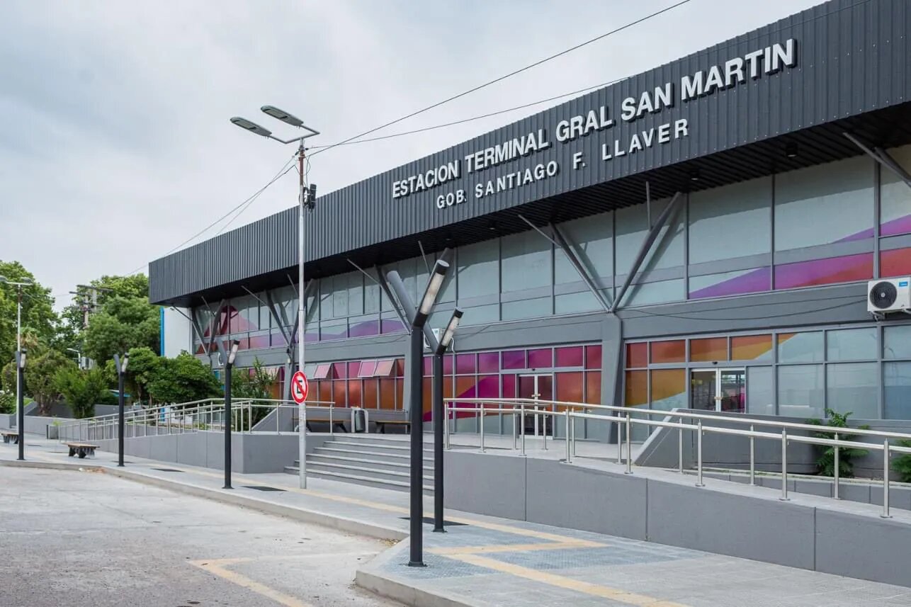 La Terminal de Ómnibus de San Martín Vuelve a la Normalidad con Nuevos Vidrios Tras Violento Ataque