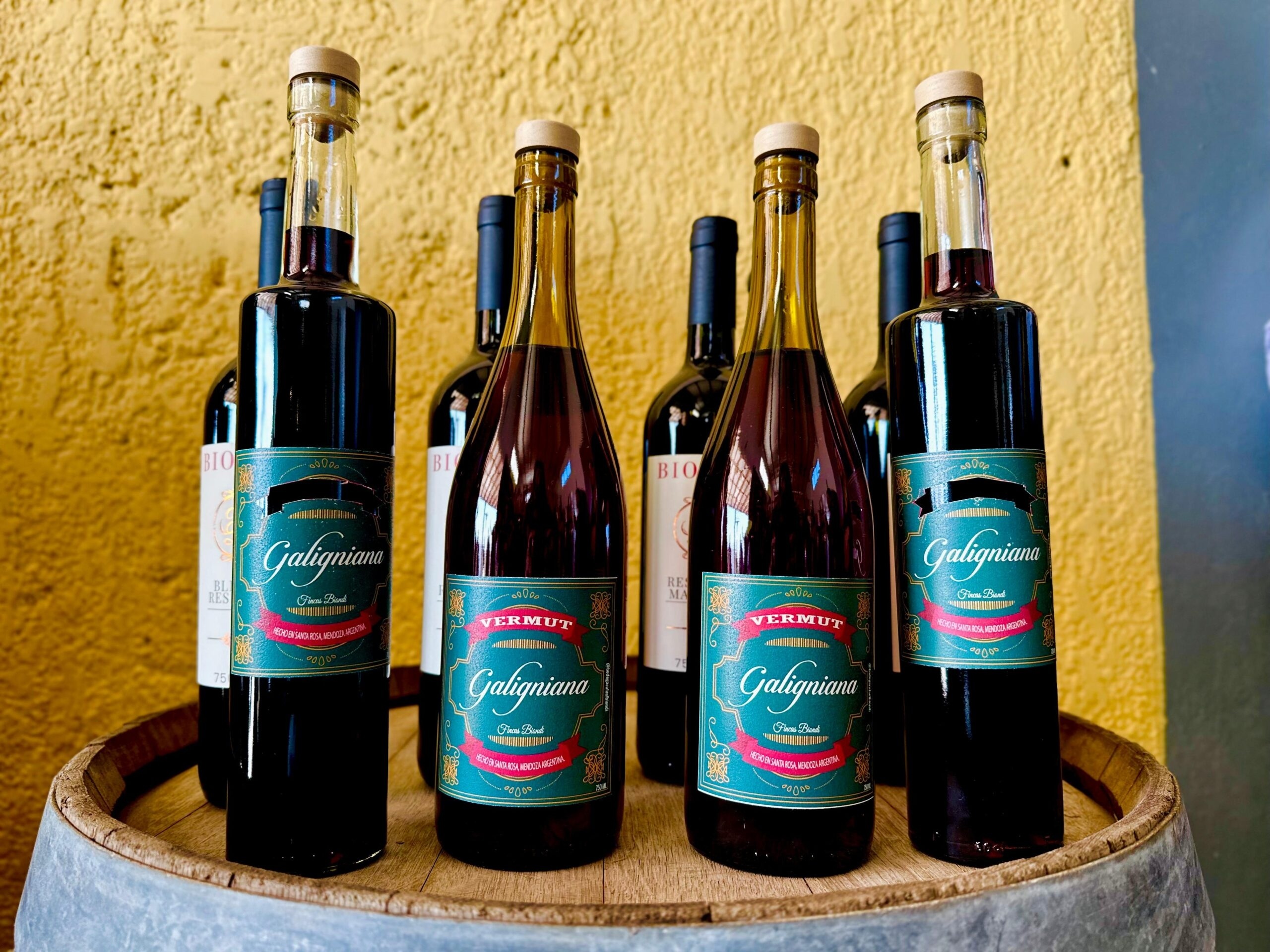 La cuna del damasco ahora destila vermut: Santa Rosa inaugura su primera fábrica artesanal