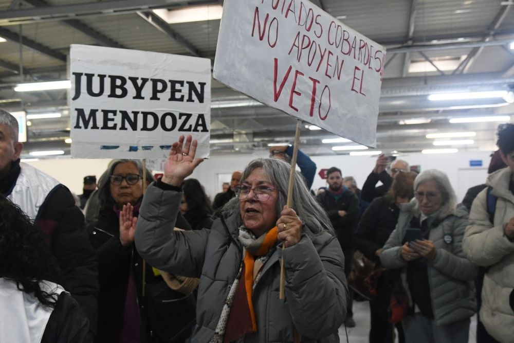 Hartazgo acumulado: jubilados mendocinos tomaron la sede de PAMI para exigir respuestas