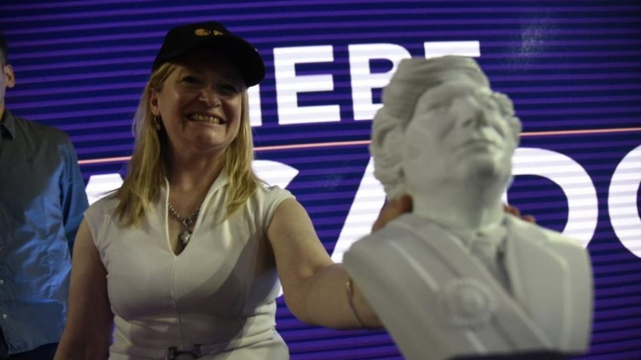 Hebe Casado, sin partido y sin entrada a LLA: el insólito intento por “teñirse de violeta”