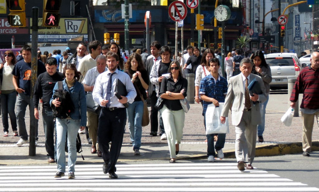 La mitad de los argentinos ya se siente pobre: un informe revela el deterioro del salario y el pesimismo econ&oacute;mico