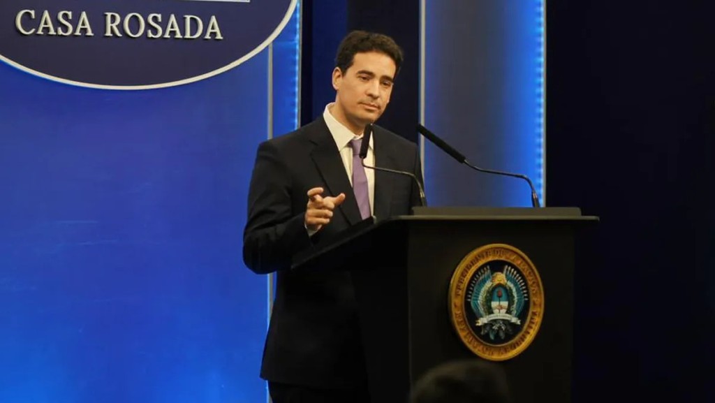 El nuevo vocero de Milei culp&oacute; a los deudores y admiti&oacute; el impacto de la devaluaci&oacute;n: "Los salarios cayeron en un pozo"