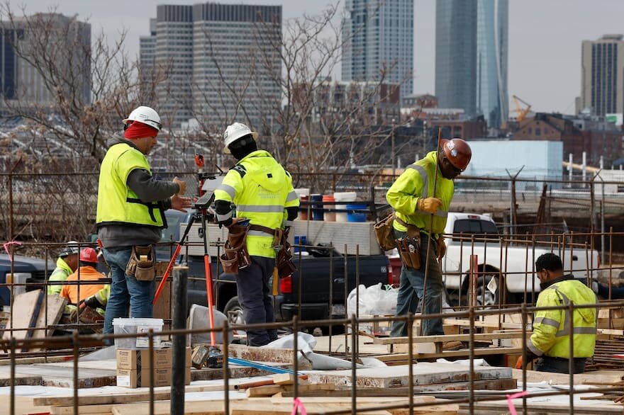 Caída de la construcción en los primeros seis meses de la gestión Milei: el ajuste en obra pública golpea al sector