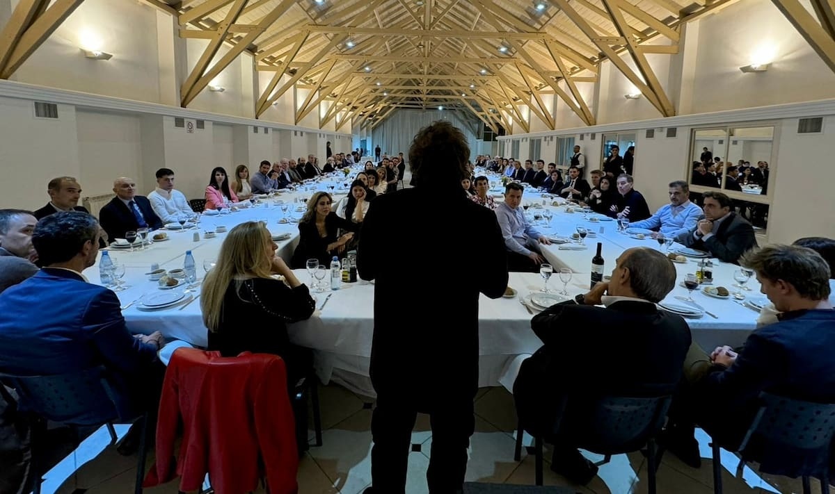 Milei citó a diputados del PRO y LLA a Olivos: monólogo, empanadas a medianoche y proyección de Francella hasta la madrugada