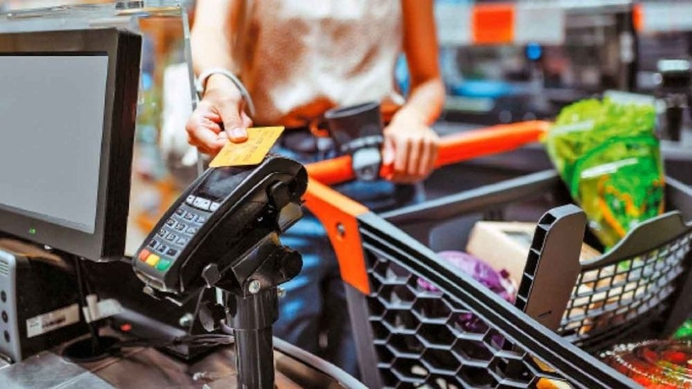 Endeudados para comer: crece el uso de tarjetas de crédito para comprar alimentos
