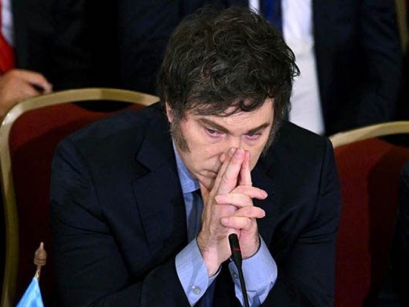 Milei celebra el superávit, pero la deuda le tiñe las cuentas de rojo regresando el déficit