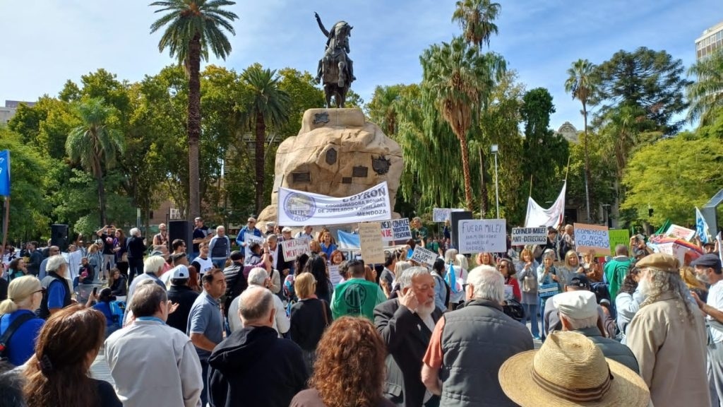 Mendoza resigna $23 mil millones mensuales por el veto a la movilidad jubilatoria