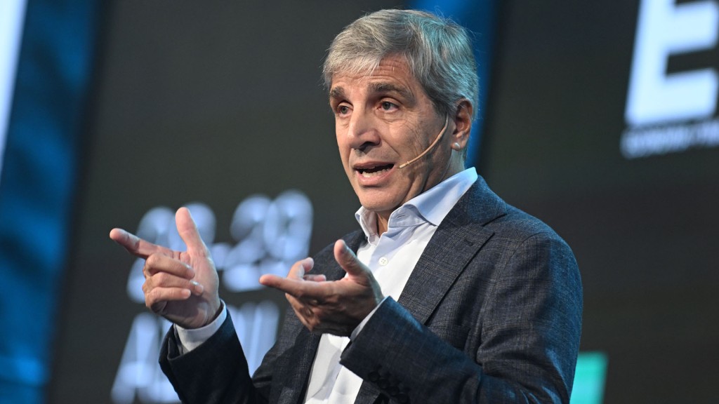 Caputo llam&oacute; "tarados" a quienes defienden la industria y reaviv&oacute; el debate por el modelo econ&oacute;mico