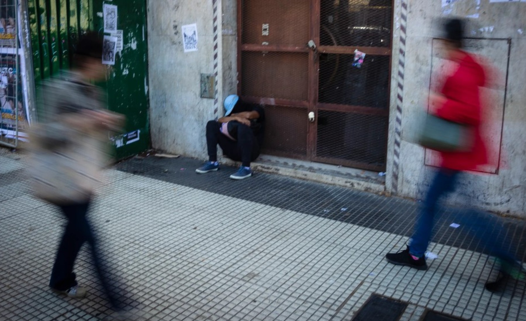 Argentina enfrenta una alarma silenciosa: los suicidios ya superan a homicidios y muertes viales