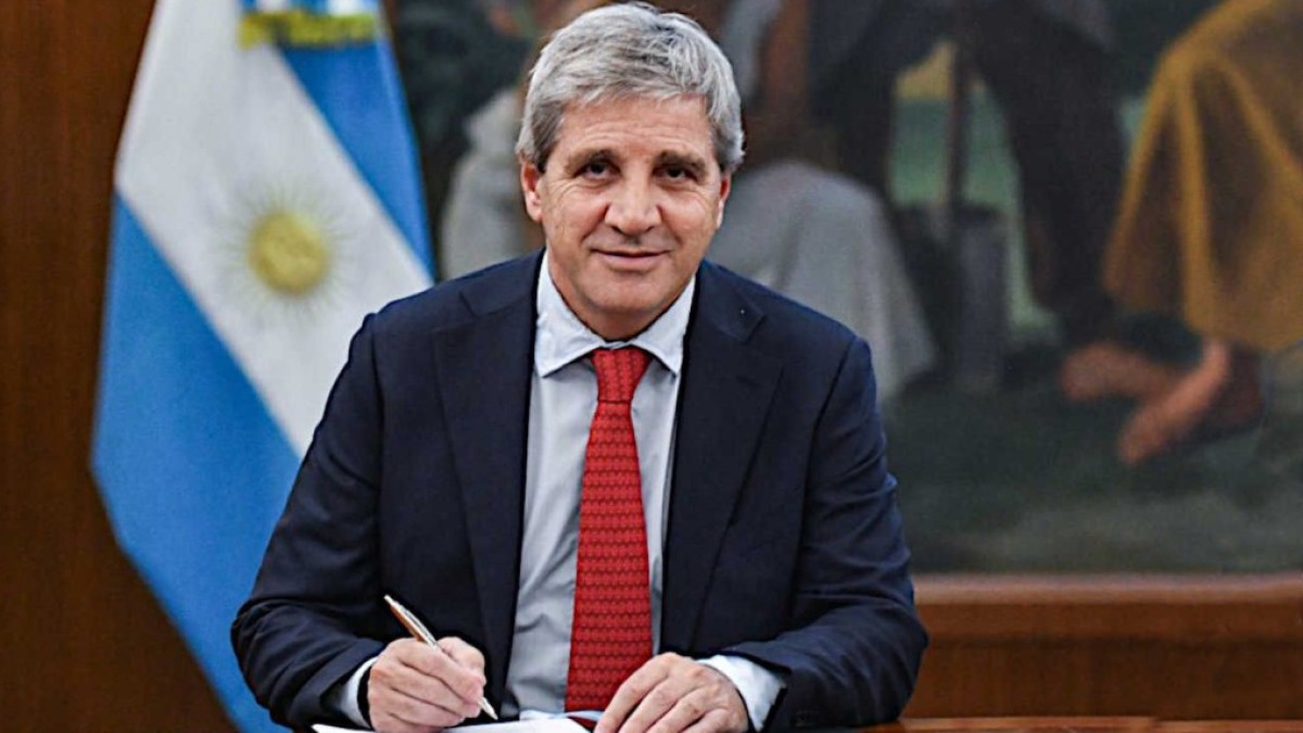 Caputo pide sacar los d&oacute;lares del colch&oacute;n mientras mantiene el 97% de sus dep&oacute;sitos afuera