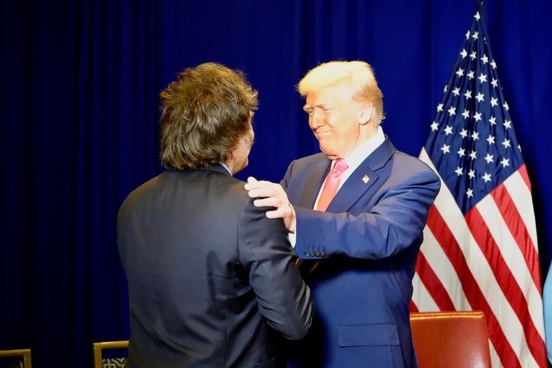 Trump frenó el acuerdo de exención de visas y dejó plantada a la delegación de Milei