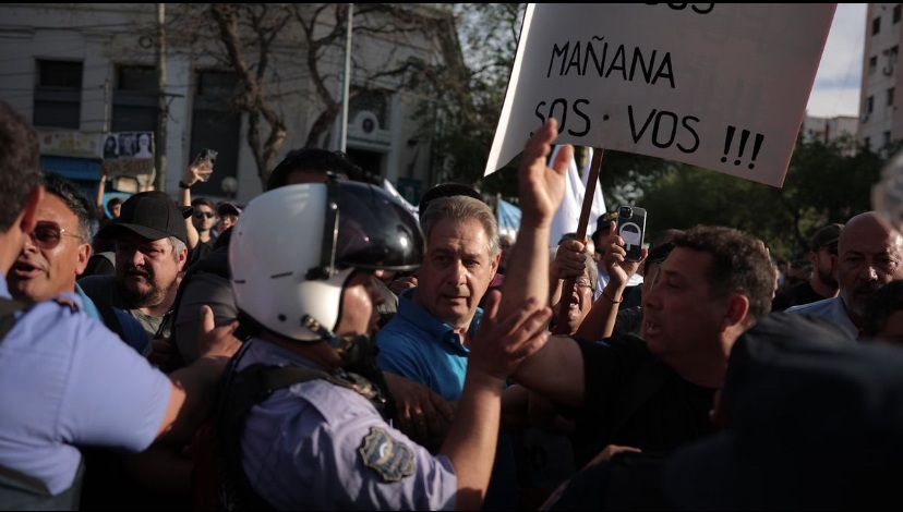 Represión durante marcha universitaria en San Rafael deja heridos, incluido el intendente