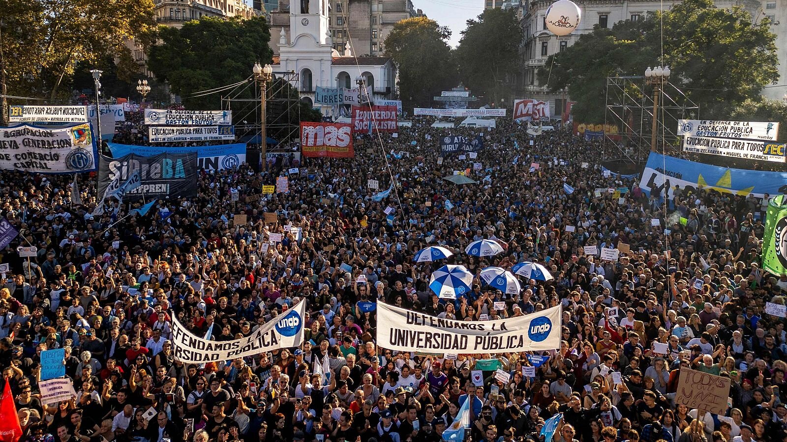 Nuevo revés para Milei: La protesta universitaria agrava su imagen en caída