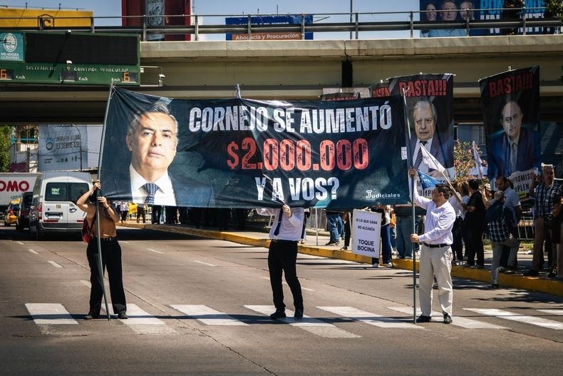 Mendoza hizo ruido: el Nudo Vial vibró con el reclamo de judiciales, médicos, docentes universitarios y estatales contra Cornejo