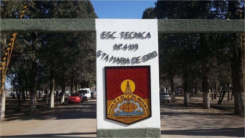 Escándalo en Rivadavia: detuvieron a un profesor pasante acusado de fotografiar a alumnas