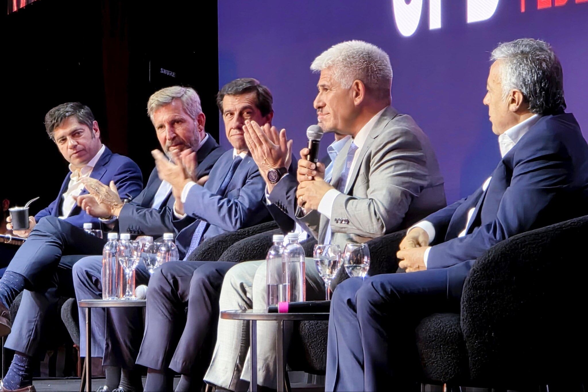 Cornejo y Kicillof protagonizaron un fuerte cruce político frente a 400 jóvenes en un encuentro del CFI