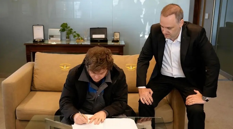 Milei avanza con la reforma laboral: banco de horas, menos indemnización y salario en vales