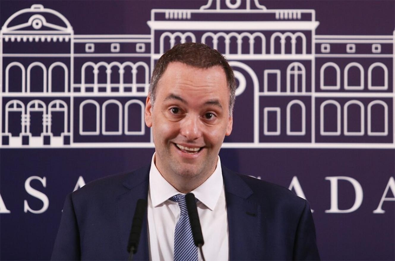 Adorni cobró 60 mil dólares con la ley que hoy quiere destruir